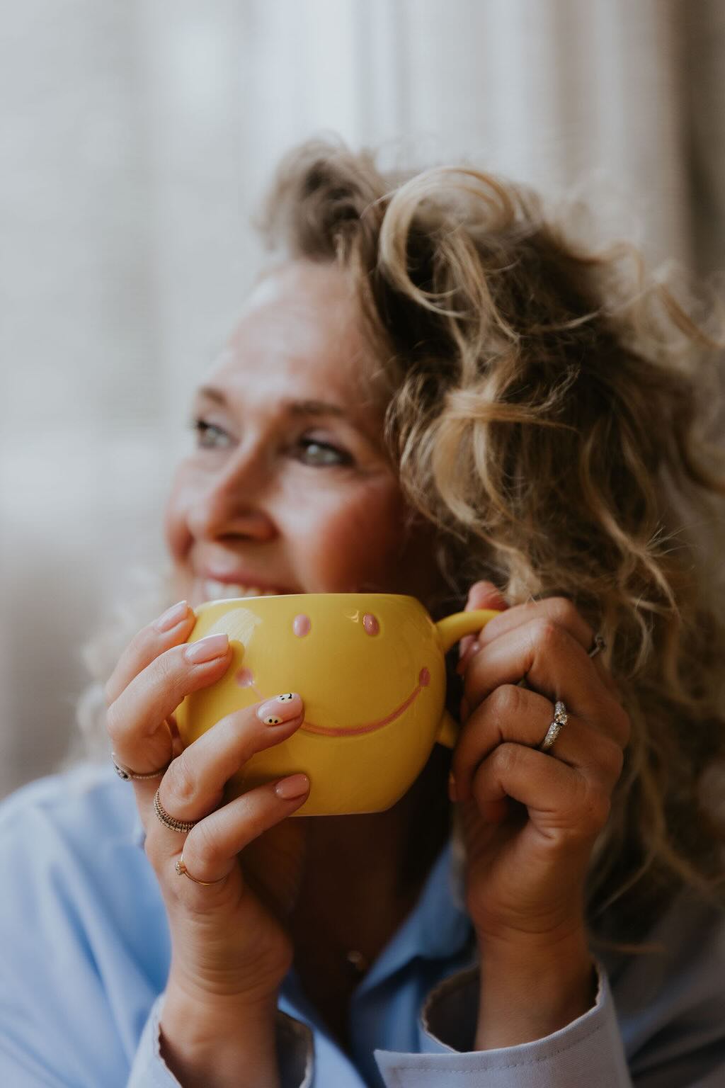 Annemiek Verouden met een kop koffie