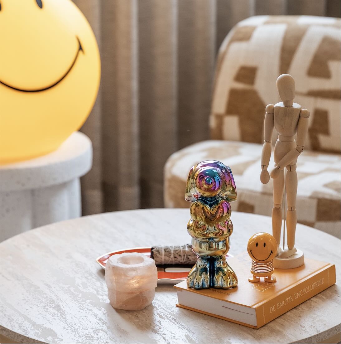 DNTLbar sfeerbeeld met smiley, emotie-encyclopedie en interieurdetails
